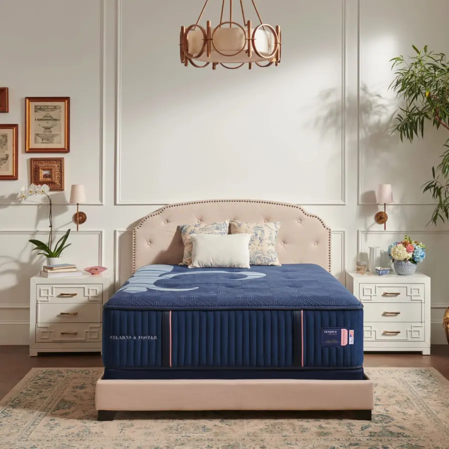 Colchão Stearns & Foster azul-marinho em um quarto clássico